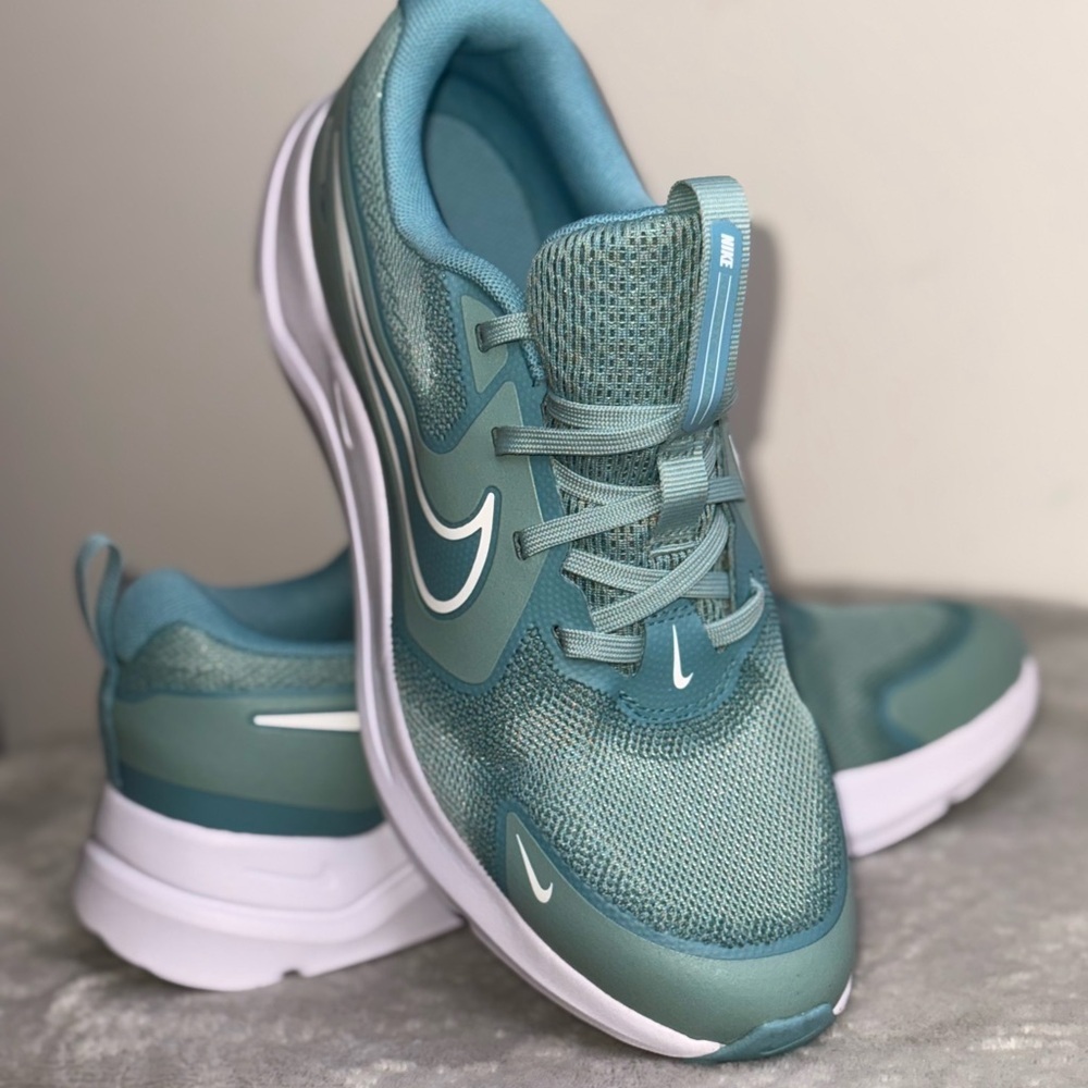 Nike Cosmic Runner (GS) – Size 6Y – fits Women’s 7.5-8 NEW (Box Missing Lid)